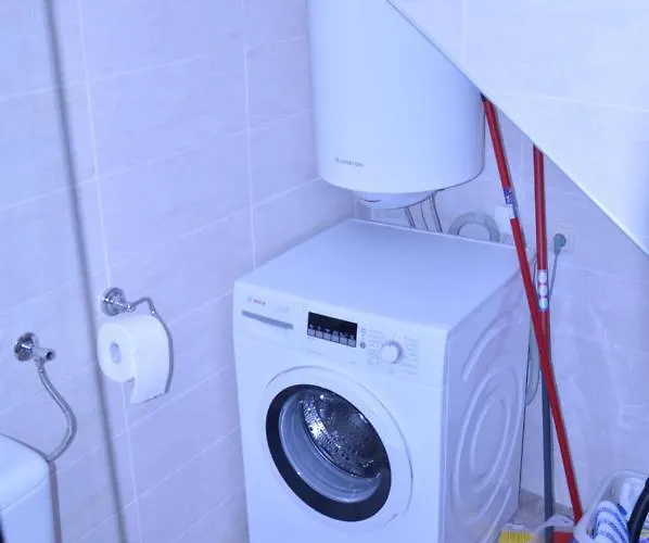 Andrijana Nyaraló *